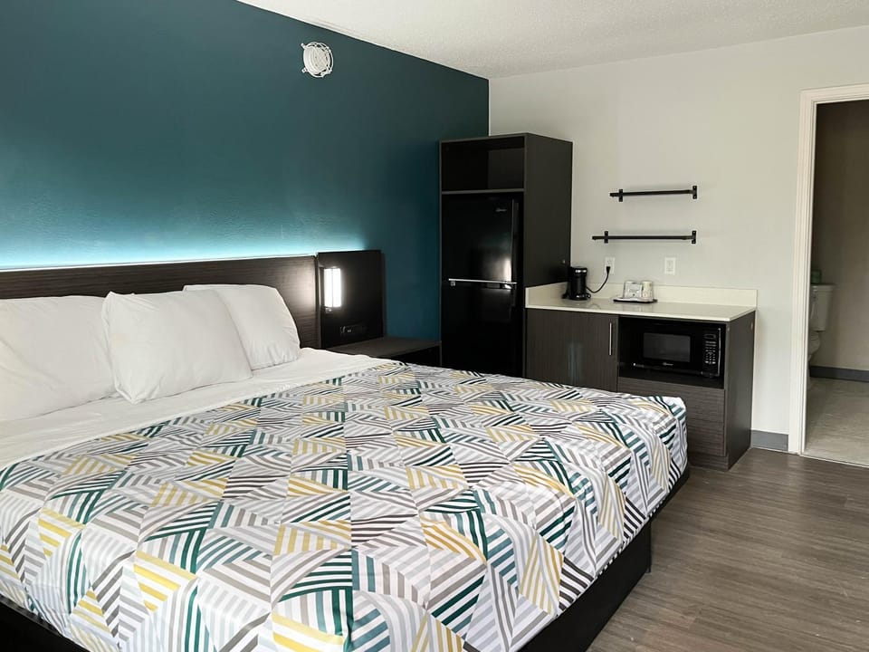 Kitchen or kitchenette, Bedroom