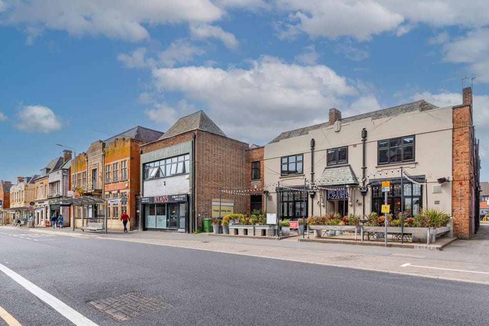 Property building, Day, Neighbourhood, City view, Street view, Location
