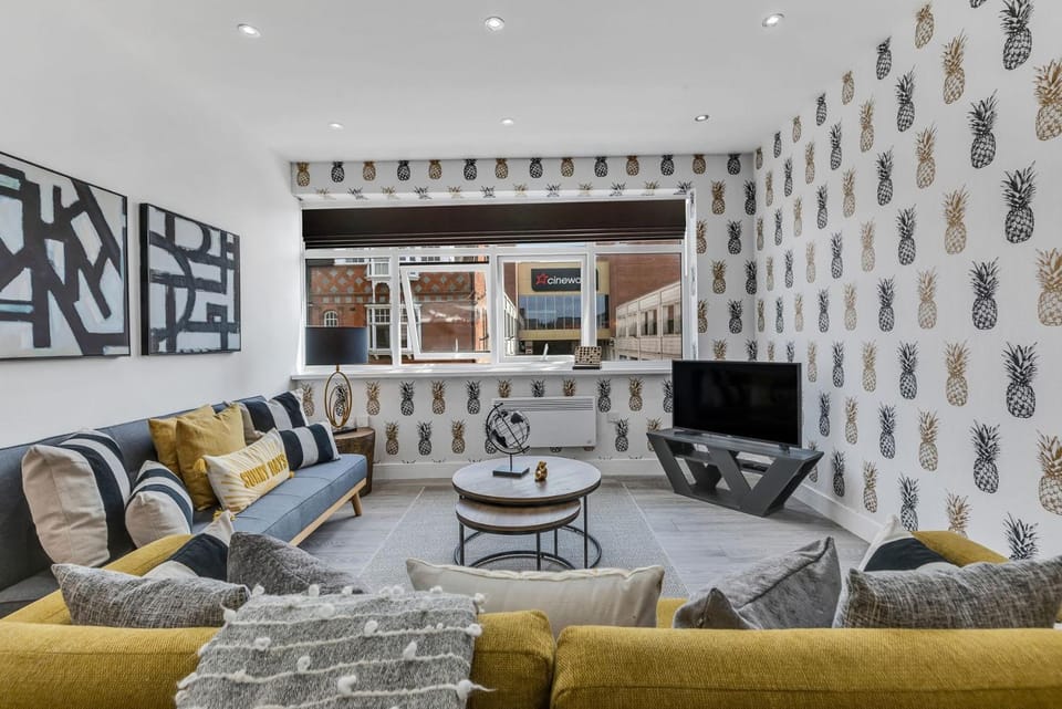 TV and multimedia, Living room, Seating area, Evening entertainment
