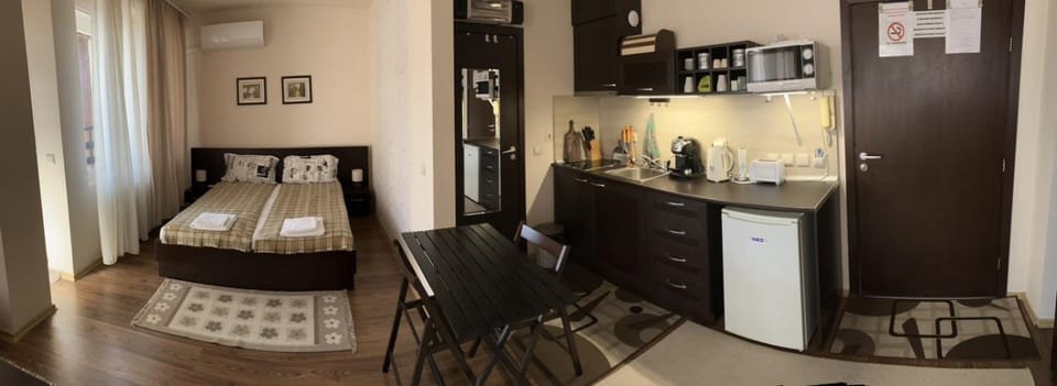 Kitchen or kitchenette, Bedroom