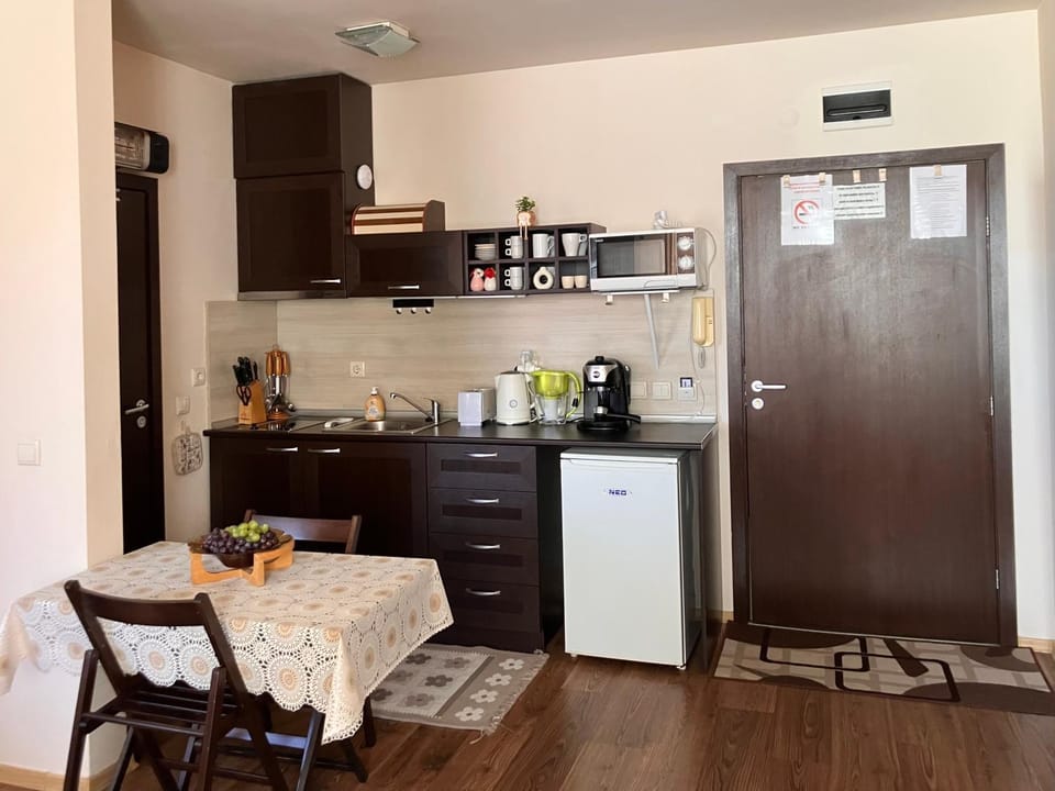 Coffee/tea facilities, Kitchen or kitchenette, Dining area, stove