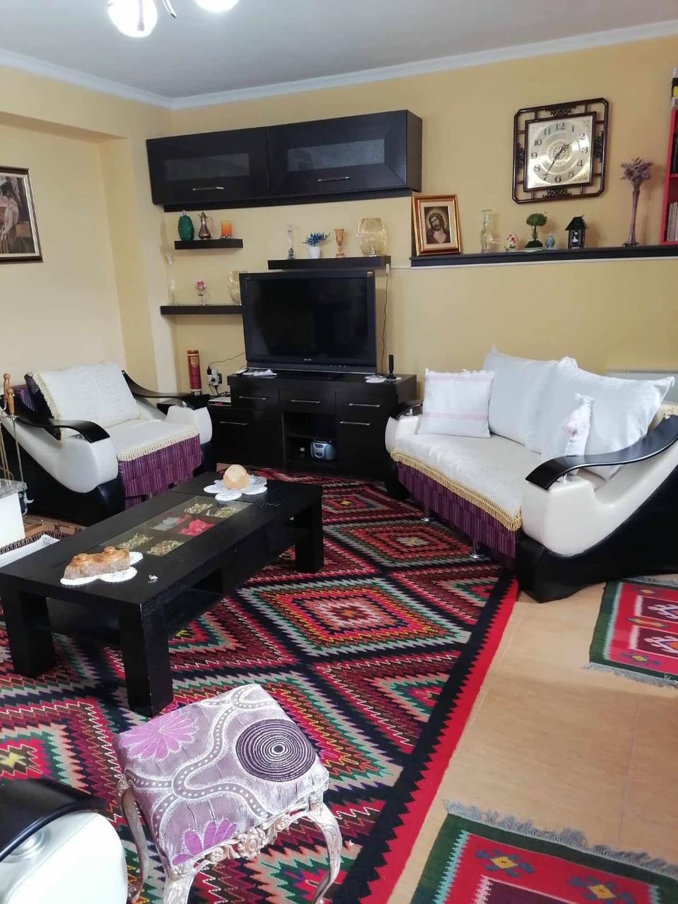 Communal lounge/ TV room, Bed, TV and multimedia, Living room, Seating area, Evening entertainment, Bedroom
