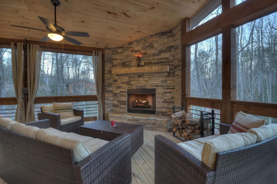 Holly Berry Hill - Walk to Lake Nottely, Unwind in the Hot Tub & Enjoy S’mores Under the Stars House in Union County