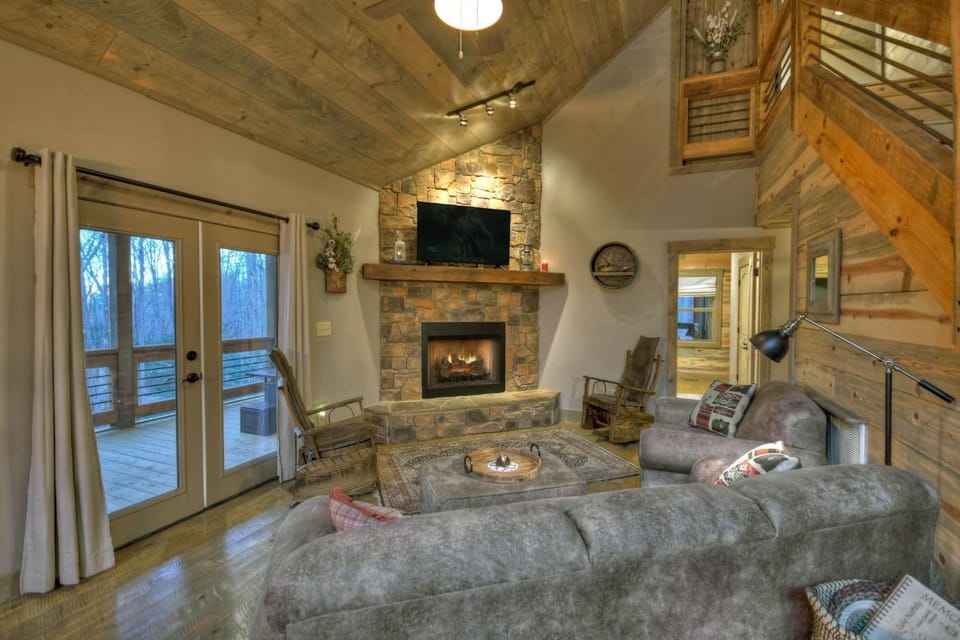 Holly Berry Hill - Walk to Lake Nottely, Unwind in the Hot Tub & Enjoy S’mores Under the Stars House in Union County