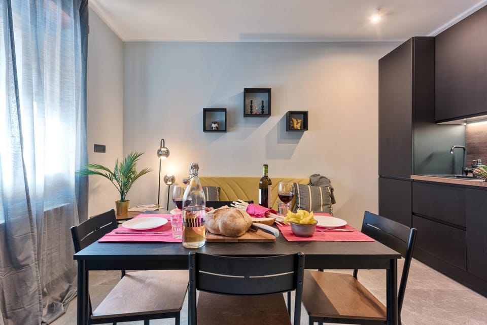 Kitchen or kitchenette, Living room, Seating area, Dining area