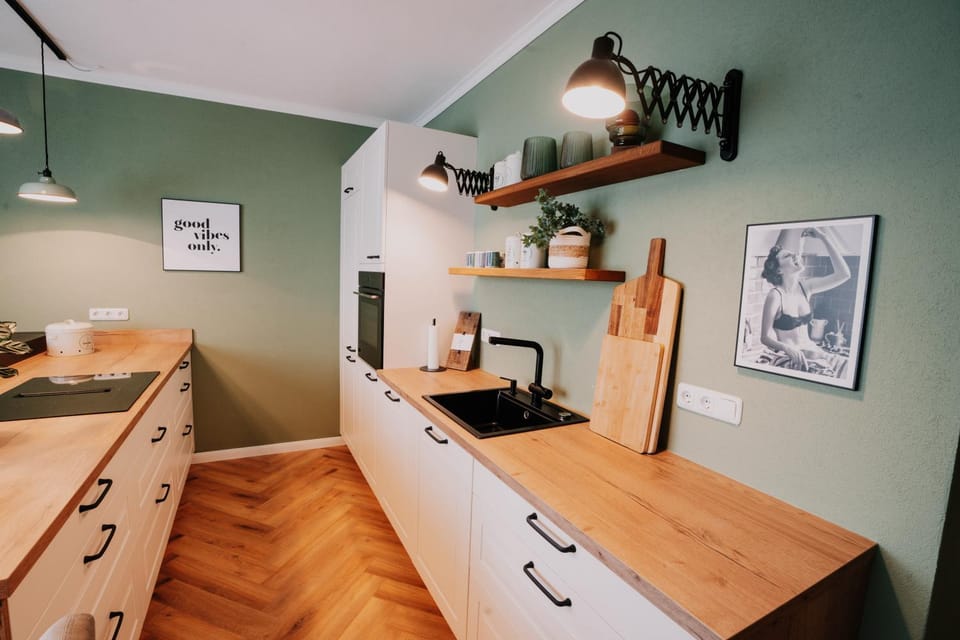 Kitchen or kitchenette, pet friendly, stove