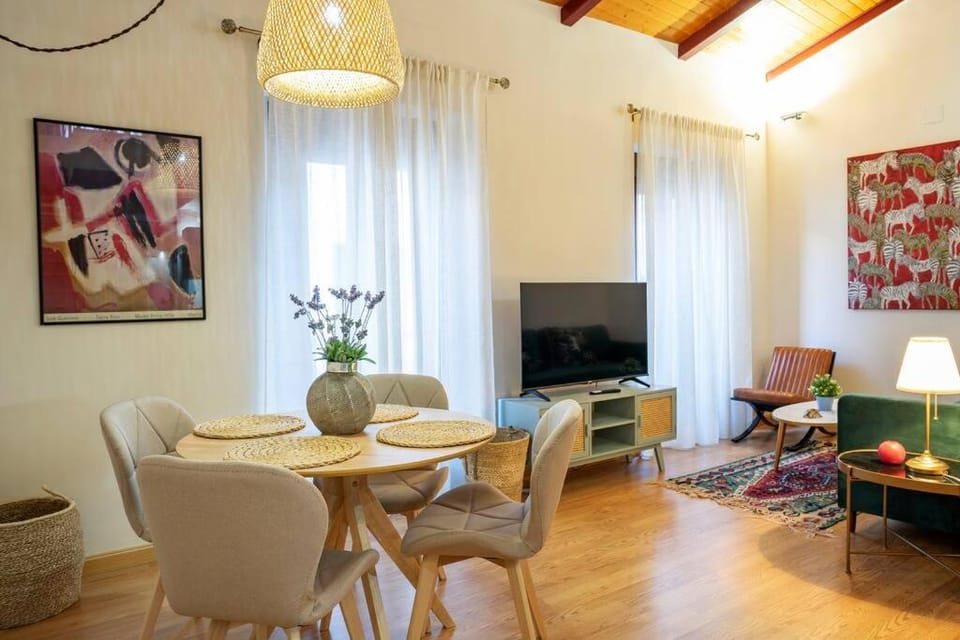 Communal lounge/ TV room, Living room, Seating area, Dining area, Evening entertainment