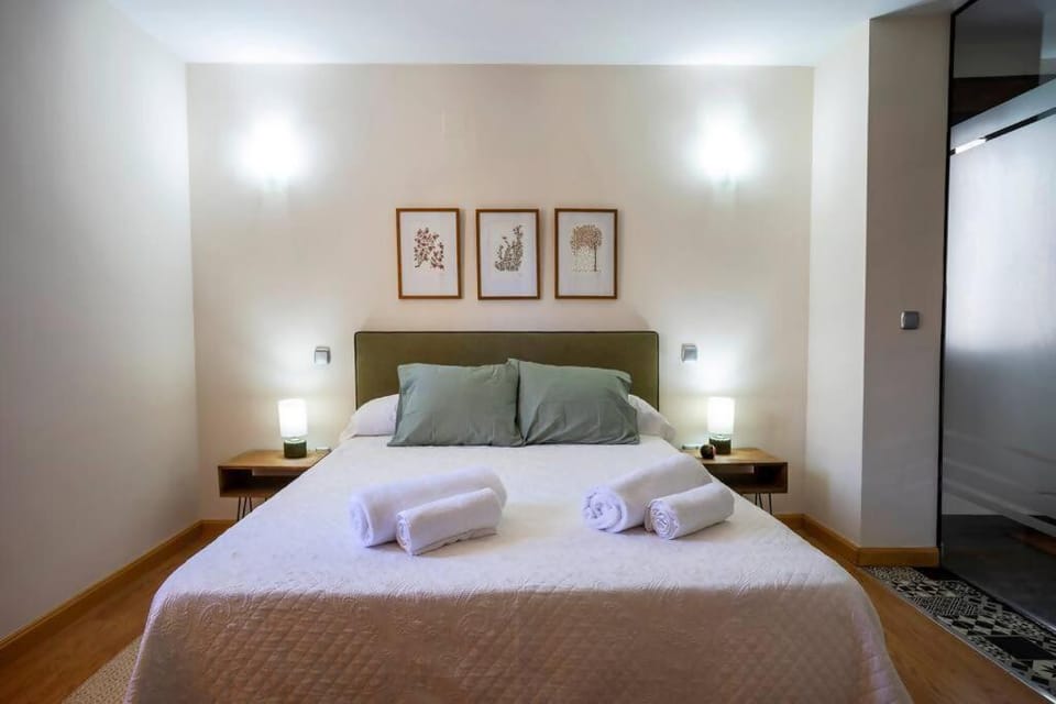 Bed, Bedroom, towels
