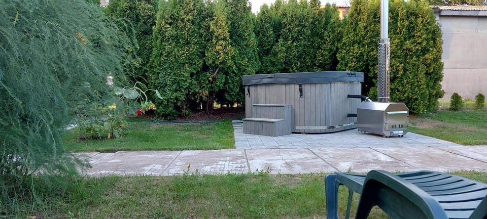 Garden, Hot Tub