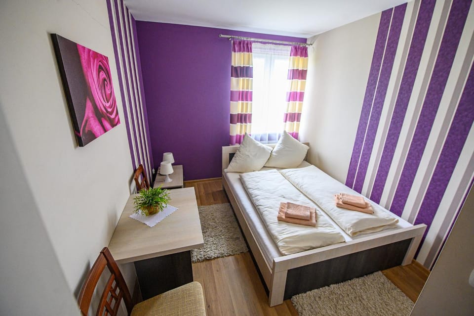 Bed, Photo of the whole room, towels