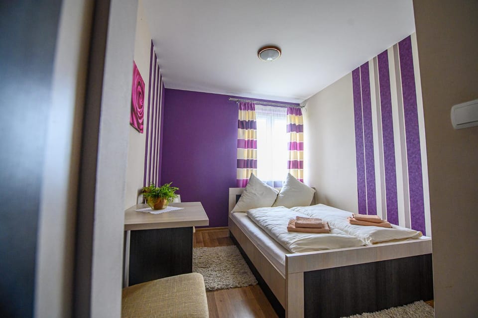 Bed, Photo of the whole room, towels