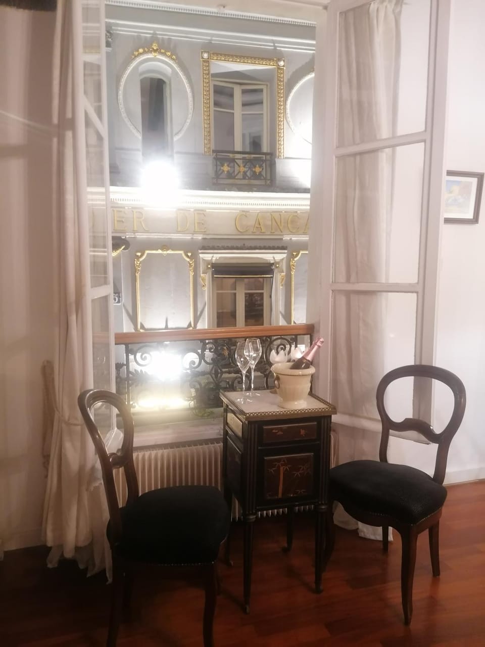 Living room, Landmark view