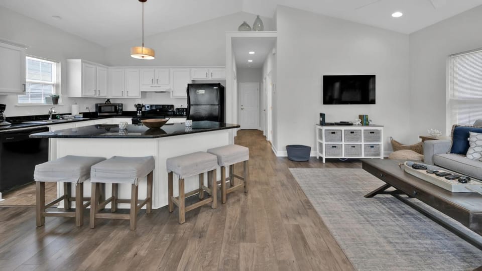 Luna Sea - Is a short walk to the beach and close to Seaside House in South Walton County