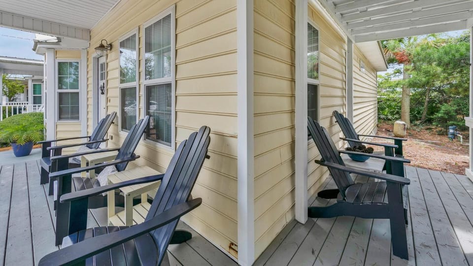 Luna Sea - Is a short walk to the beach and close to Seaside House in South Walton County