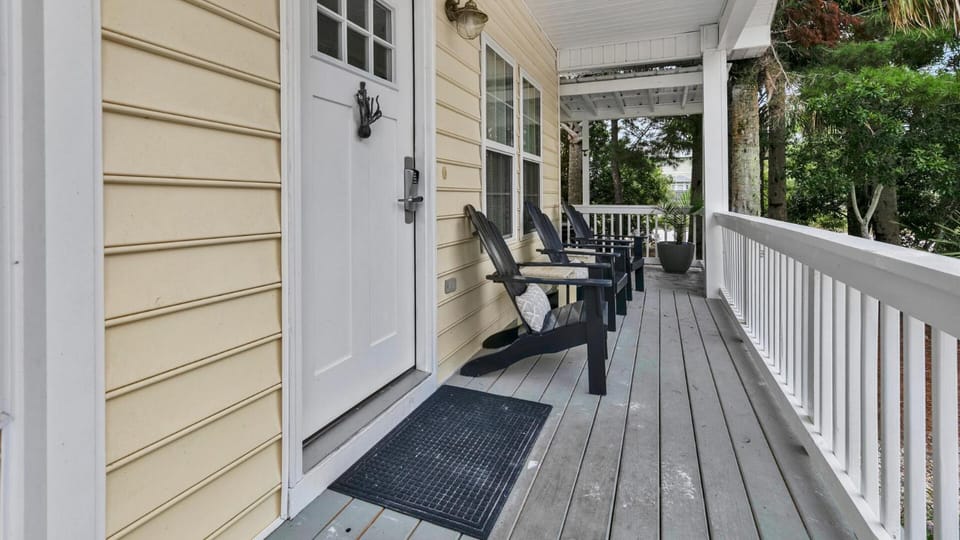 Luna Sea - Is a short walk to the beach and close to Seaside House in South Walton County