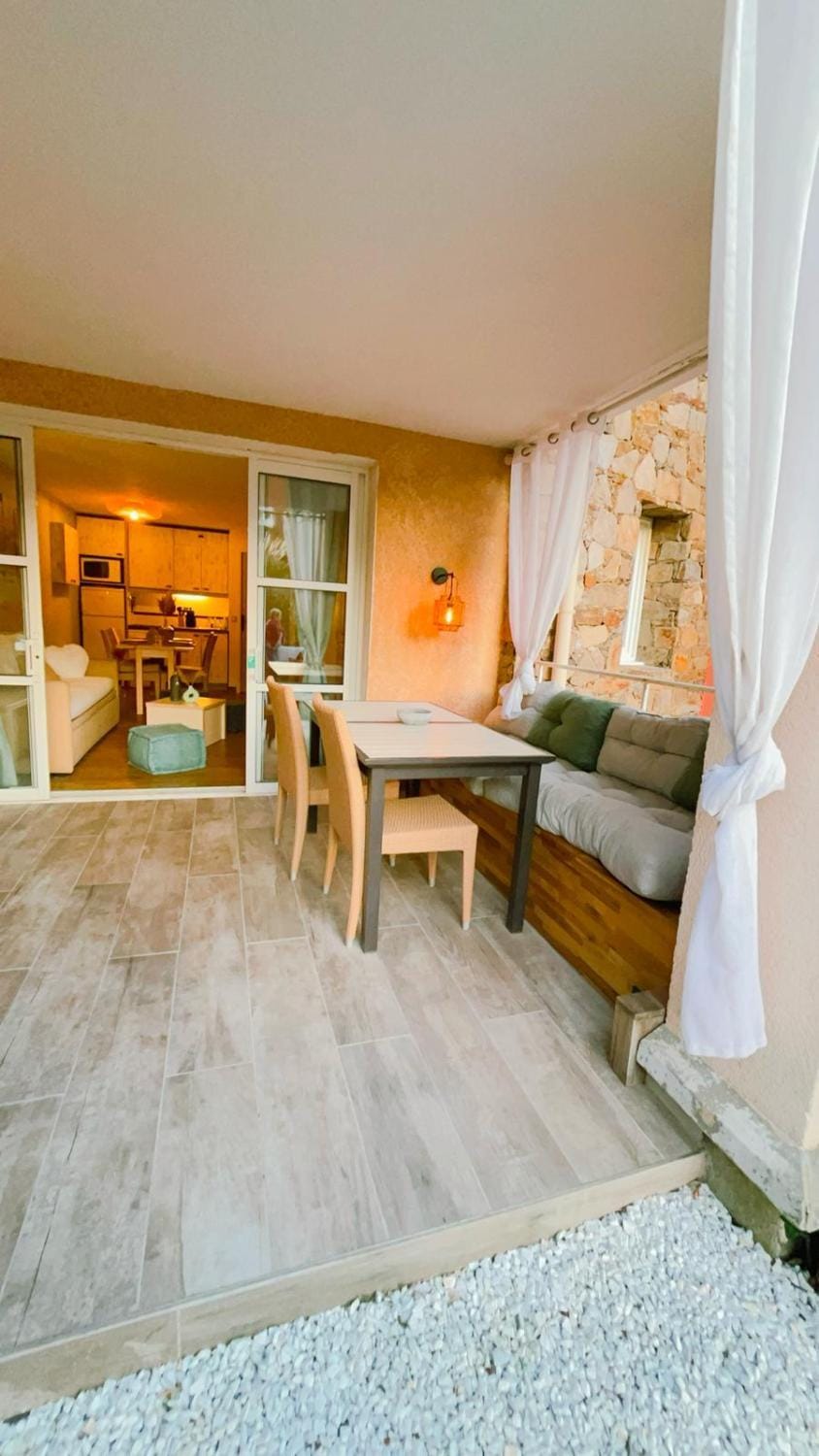Patio, Dining area