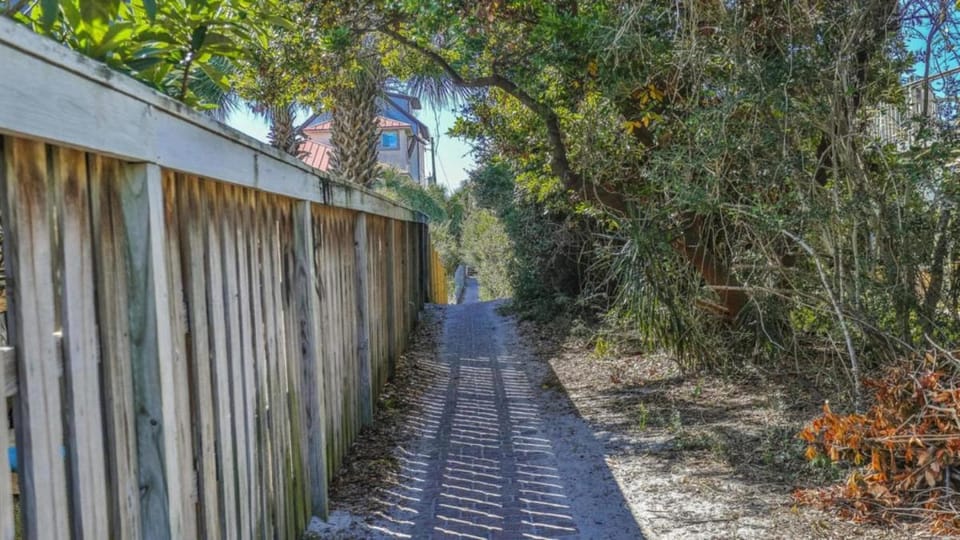 Aventon - Is a 3 bedroom home that is an easy walk to the beach with communal pool House in Miramar Beach