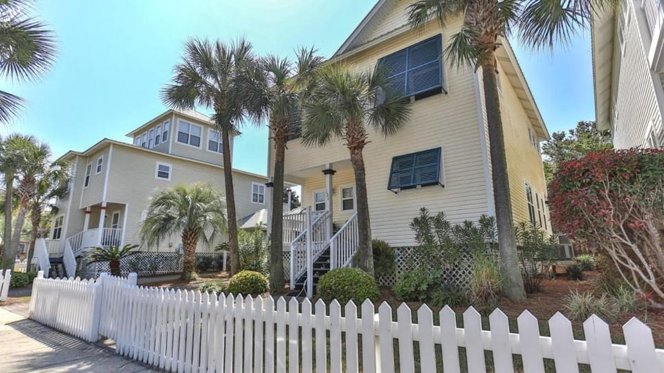 Aventon - Is a 3 bedroom home that is an easy walk to the beach with communal pool House in Miramar Beach