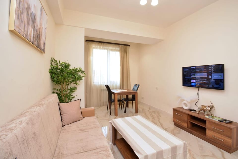 TV and multimedia, Living room, Photo of the whole room, Seating area, Dining area