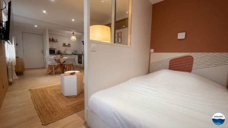 Bed, Living room, Photo of the whole room, Seating area