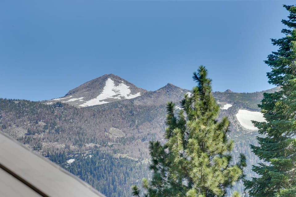 Mammoth Lakes Condo w/ Fireplace & Mountain Views House in Mammoth Lakes