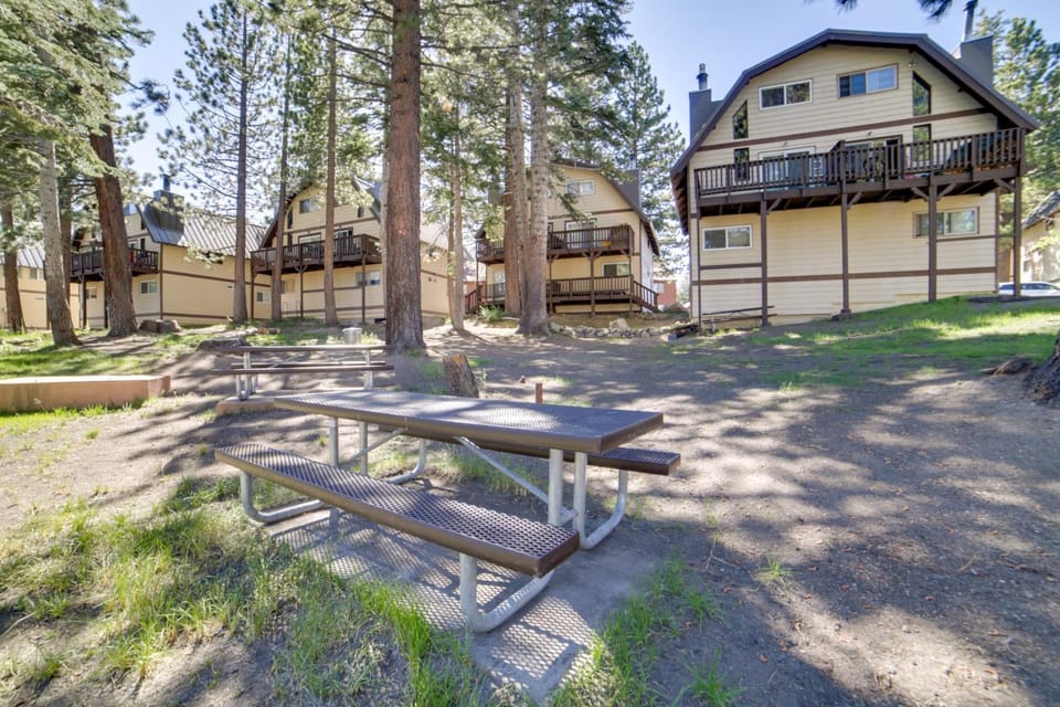Mammoth Lakes Condo w/ Fireplace & Mountain Views House in Mammoth Lakes