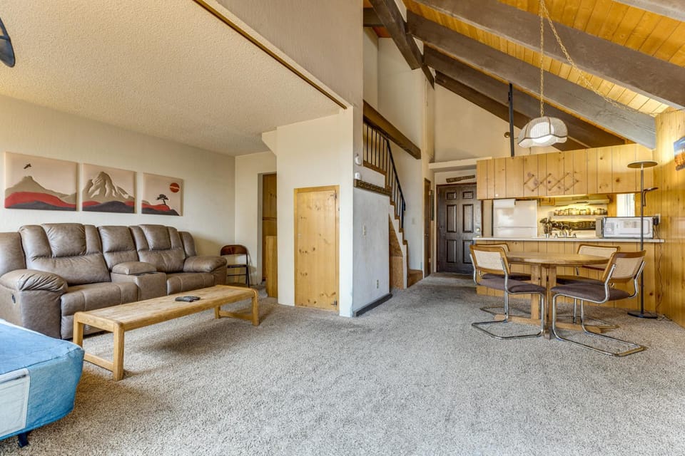 Mammoth Lakes Condo w/ Fireplace & Mountain Views House in Mammoth Lakes