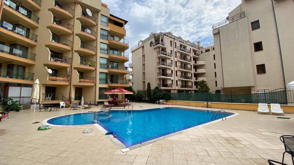 Property building, Communal lounge/ TV room, Day, Evening entertainment, Pool view, Swimming pool, sunbed