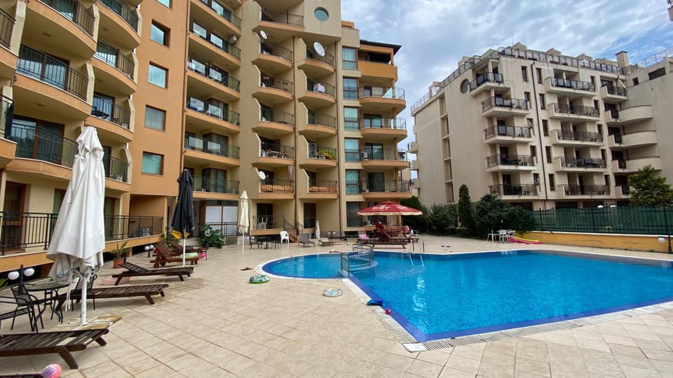 Patio, Communal lounge/ TV room, Day, Balcony/Terrace, Evening entertainment, Pool view, Swimming pool
