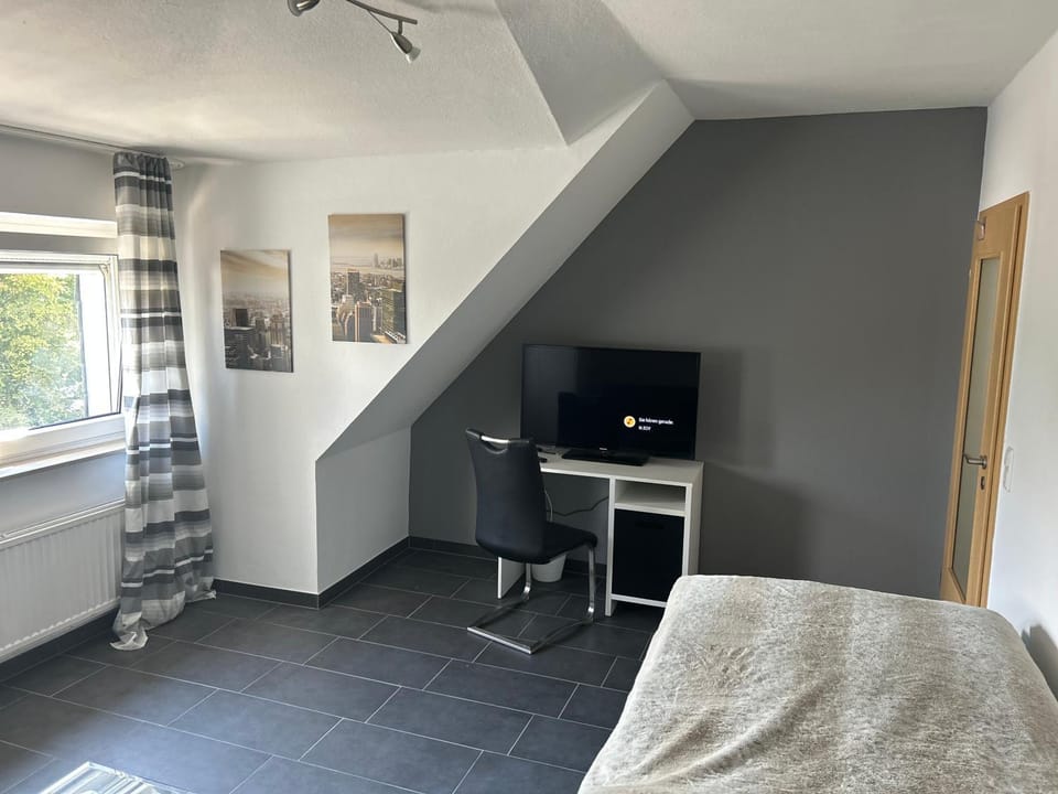 TV and multimedia, Photo of the whole room, Bedroom