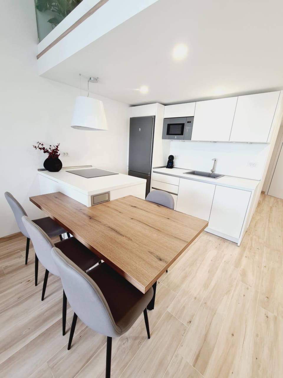 Kitchen or kitchenette, Dining area, minibar, stove