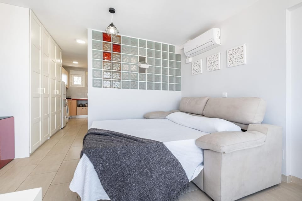 Bed, Living room, air conditioner