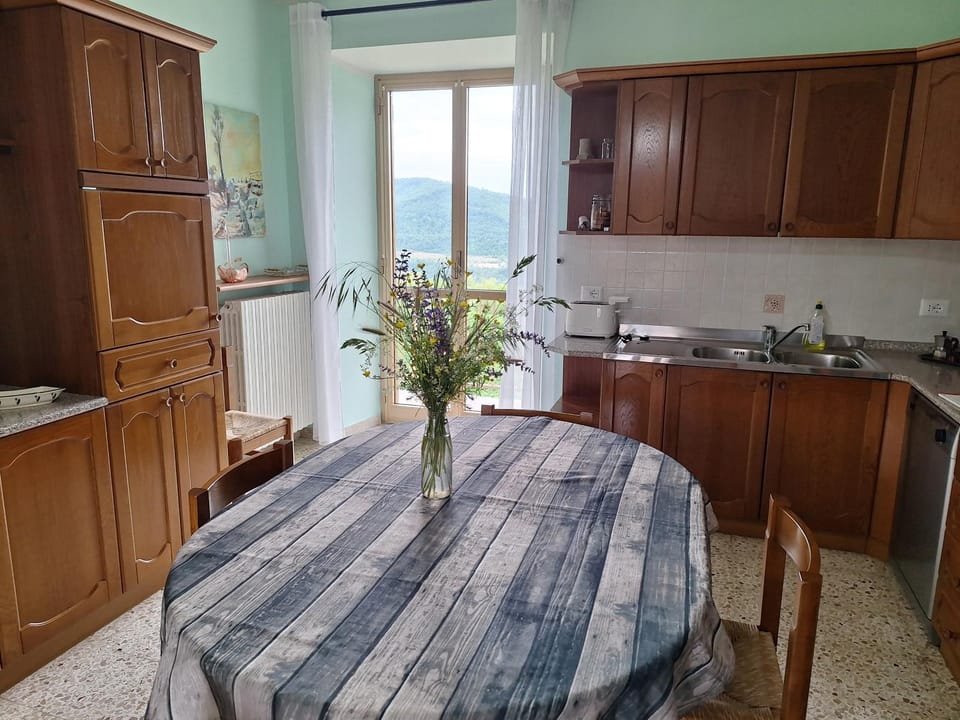 Dining area, kitchen