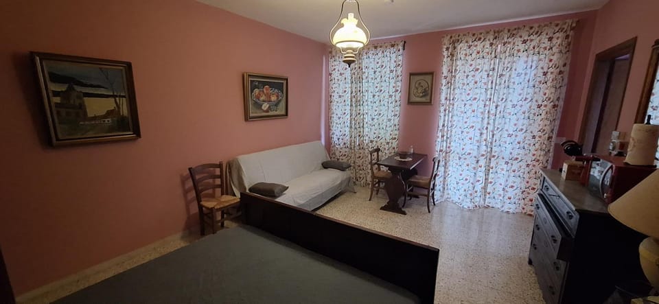 Bed, Photo of the whole room, Seating area, Bedroom