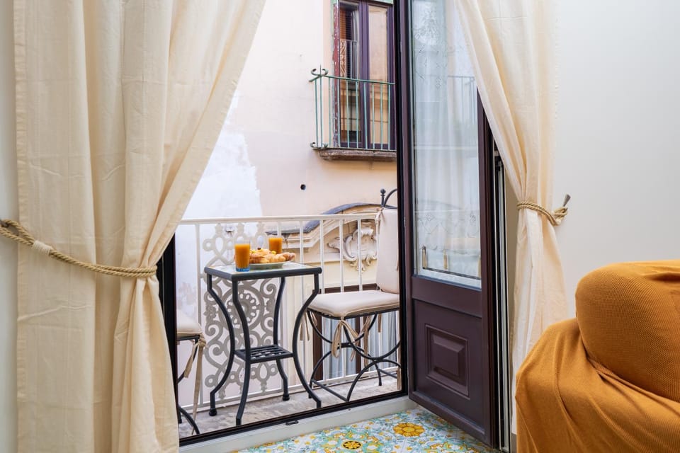 View (from property/room), Balcony/Terrace, Living room