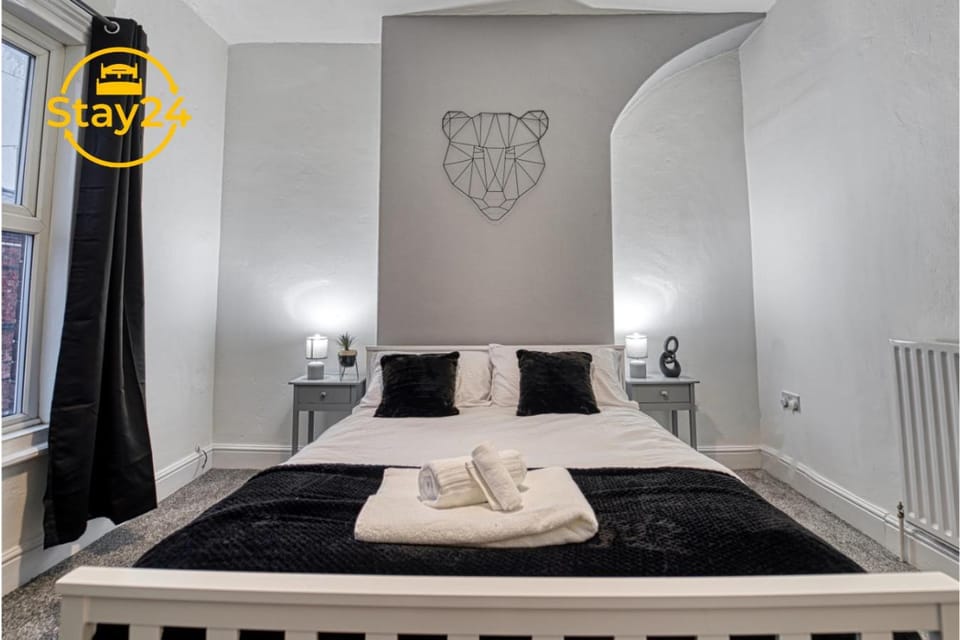 Bed, Photo of the whole room, Bedroom, towels