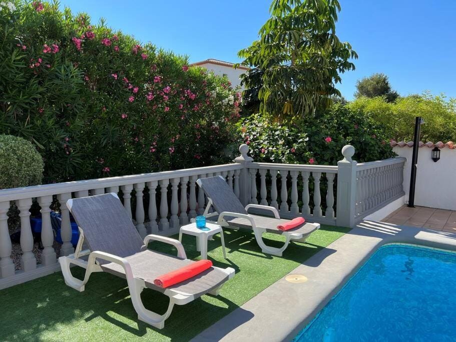 Patio, Swimming pool, sunbed