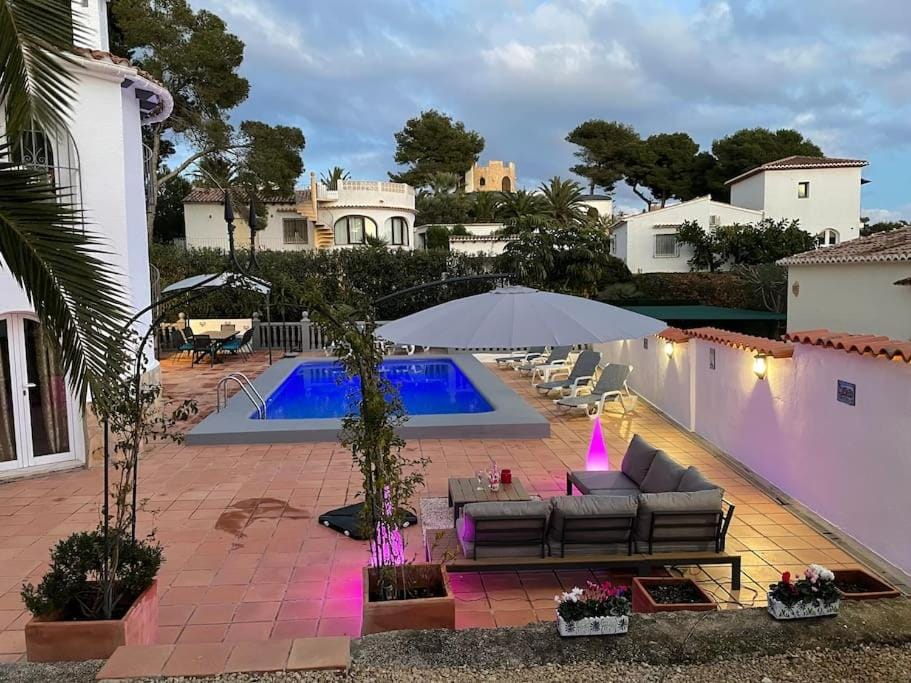 Patio, Day, Swimming pool, sunbed