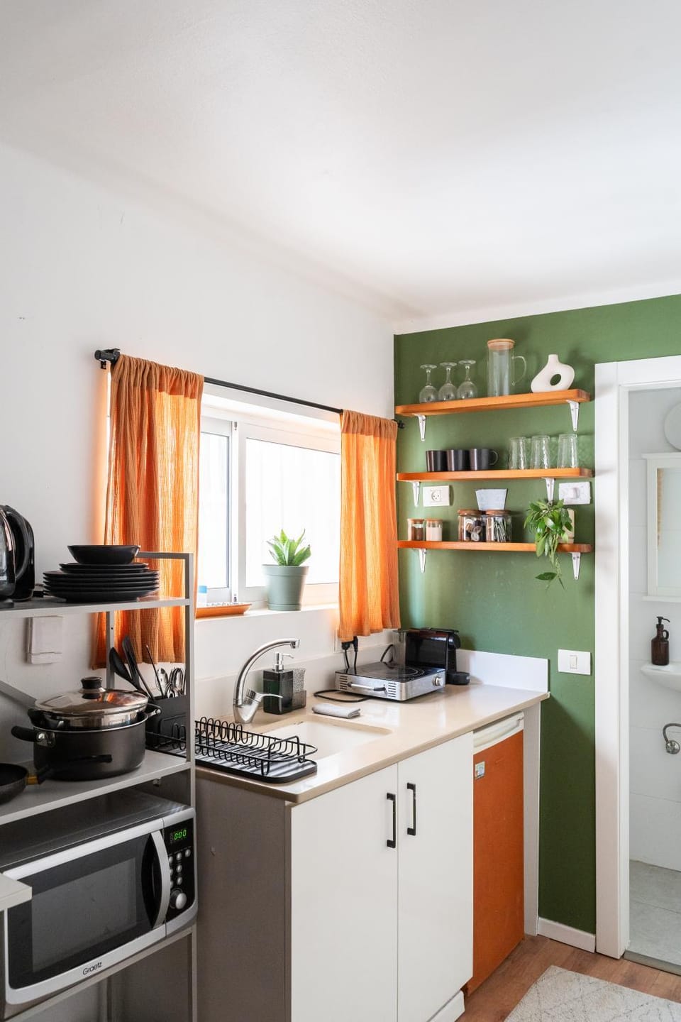 Coffee/tea facilities, Kitchen or kitchenette, microwave, stove