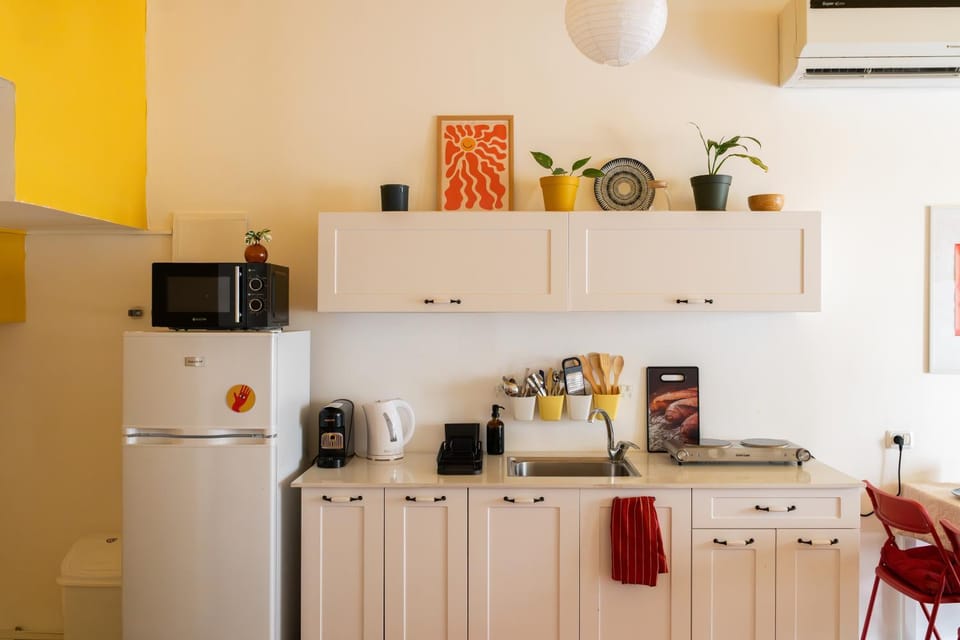 Coffee/tea facilities, Kitchen or kitchenette, stove, toaster