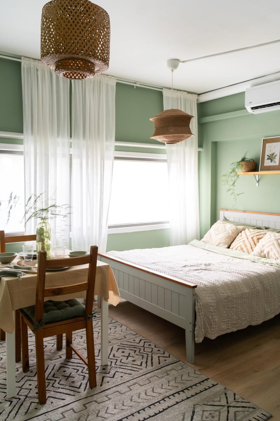 Bed, Dining area