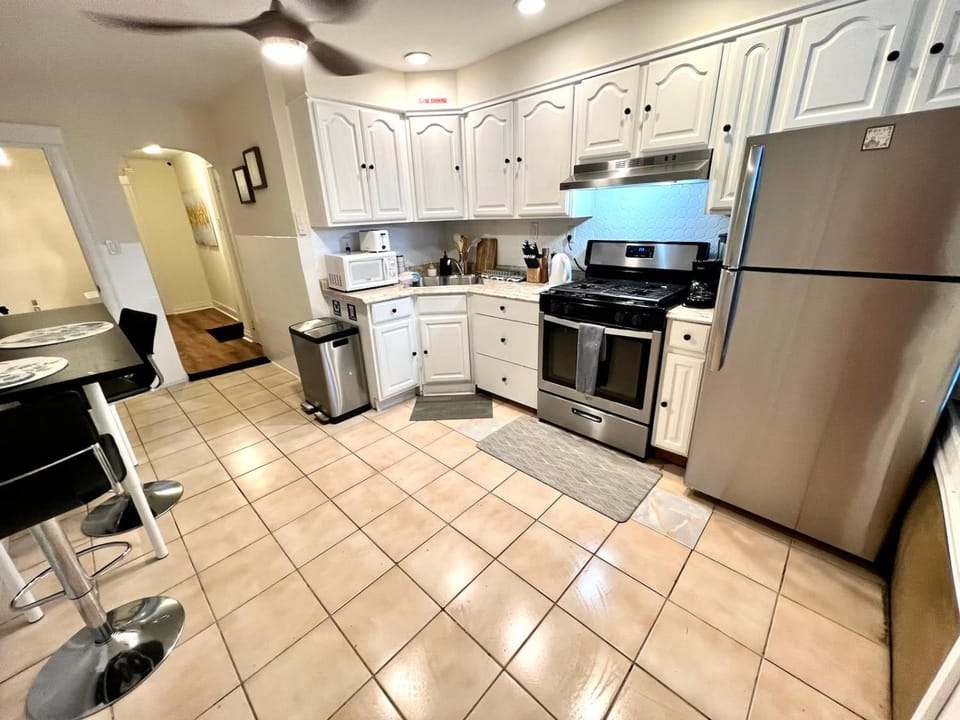 Kitchen or kitchenette, minibar, pet friendly, stove
