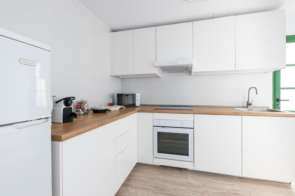 Coffee/tea facilities, Kitchen or kitchenette, dishwasher, oven, stove, toaster