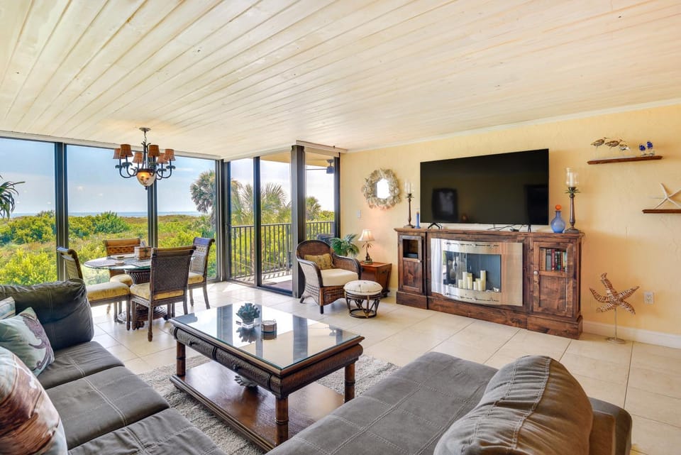 Beachfront St Augustine Beach Condo, Stunning View House in Butler Beach