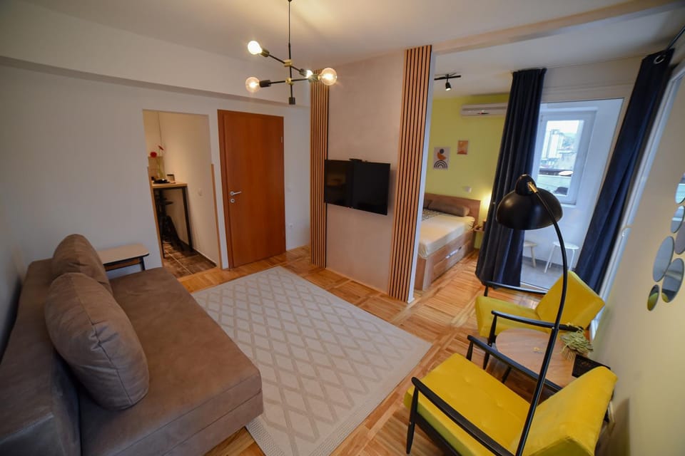 Communal lounge/ TV room, TV and multimedia, Living room, Photo of the whole room, Seating area, Bedroom