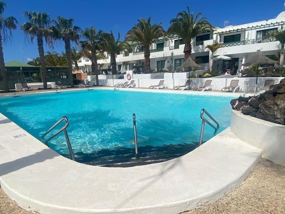 Swimming pool, sunbed