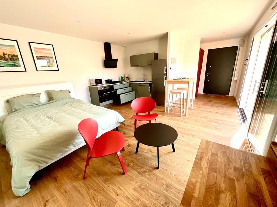 Bed, TV and multimedia, Kitchen or kitchenette, Photo of the whole room, Dining area, Bedroom, pet friendly
