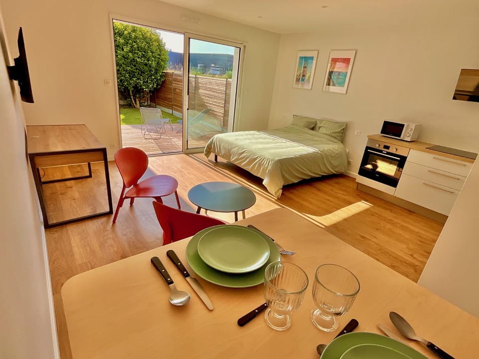 Kitchen or kitchenette, Seating area, Dining area, Bedroom