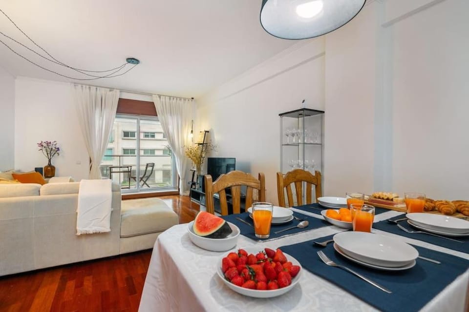 Ocean Front 2bed Luxury w/ Elevator Parking WI-FI Apartment in Matosinhos