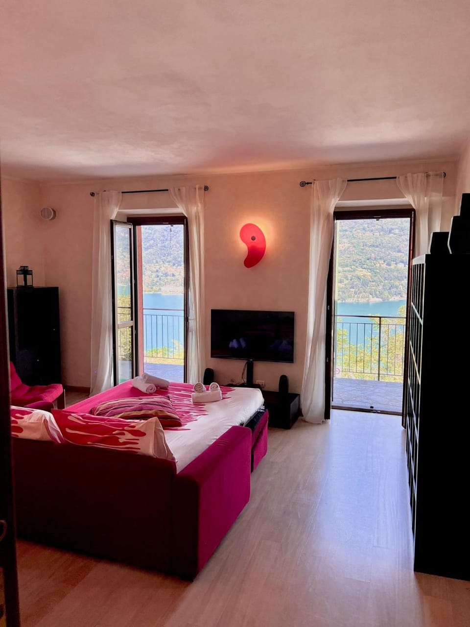 Communal lounge/ TV room, Bed, Natural landscape, TV and multimedia, Photo of the whole room, Evening entertainment, Bedroom